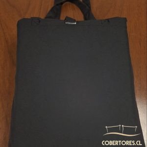 Empaque de tela negra premium que contiene un juego de sábanas de 1.5 plazas y 800 hilos. La bolsa tiene asas para transporte y un acabado mate elegante.