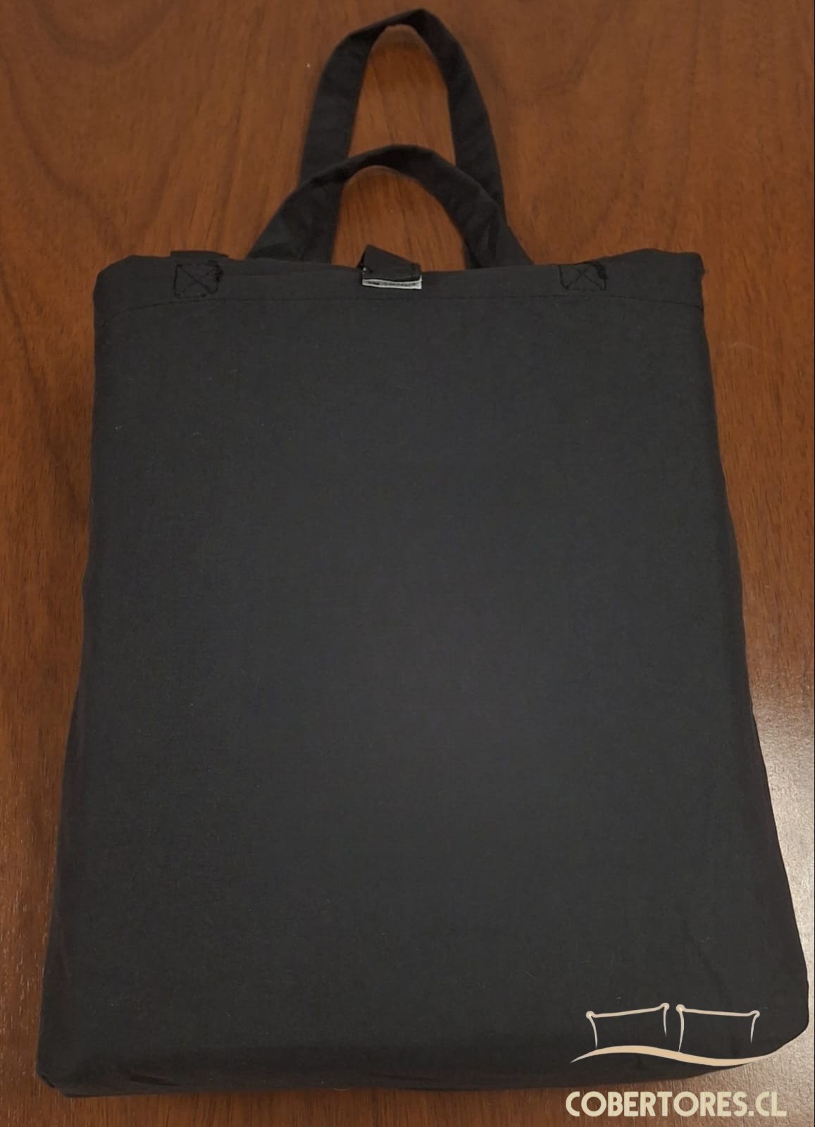 Empaque de tela negra premium que contiene un juego de sábanas de 1.5 plazas y 800 hilos. La bolsa tiene asas para transporte y un acabado mate elegante.