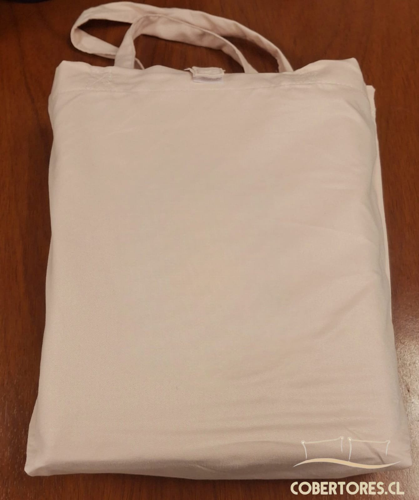 Empaque de tela color crema o beige claro para sábanas de 800 hilos de plaza y media, con asas superiores.
