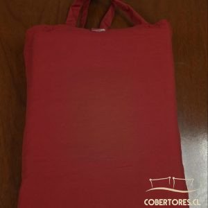 Empaque de tela color burde para sábanas de 800 hilos de plaza y media, con asas superiores.